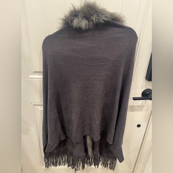NWOT BOUTIQUE ONE SIZE Chic Dark Gray Shawl with Faux Fur Trim mobwife - Picture 4 of 4